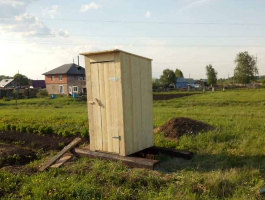 В Кузбассе цинично похитили деревенский туалет