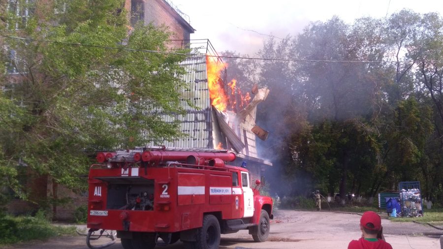 Кузбасские спасатели почти час тушили большой пожар в здании профилактория