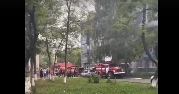 Видео: в Новокузнецке пожарные спасли из огня женщину