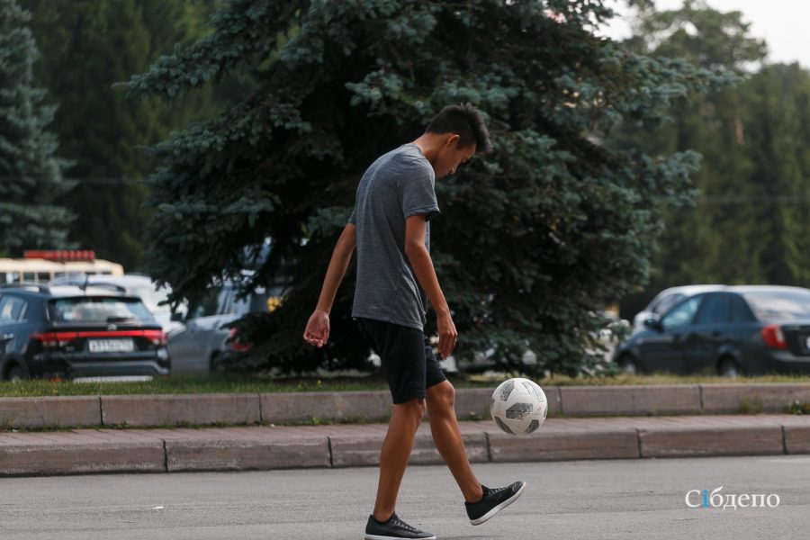 Заклинатель футбольного мяча: «Люди на улицах Кемерова кричат мне, что я молодец»