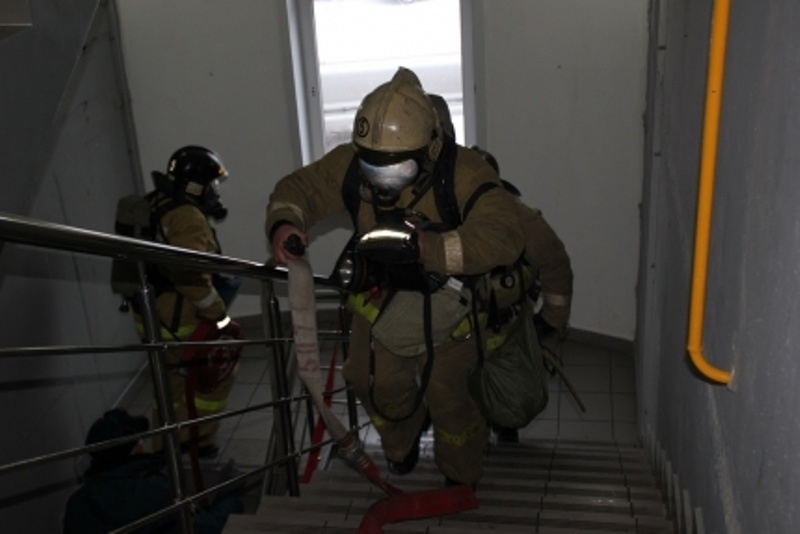 В Кузбассе сотрудники МЧС спасли трёх человек на пожаре