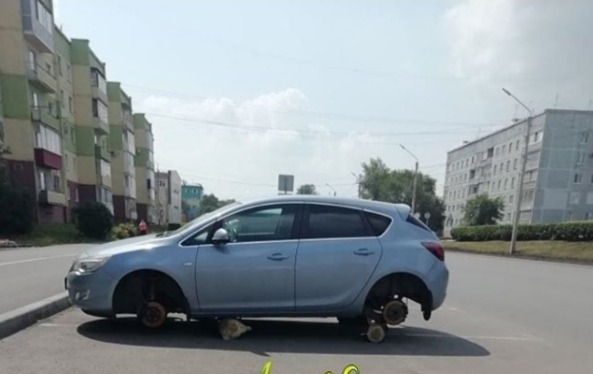 Жительница Кузбасса обвинила приставов в краже колёс