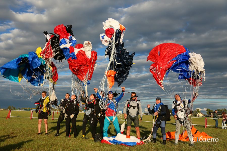 С неба в воду: на Танае прошли соревнования по парашютному спорту