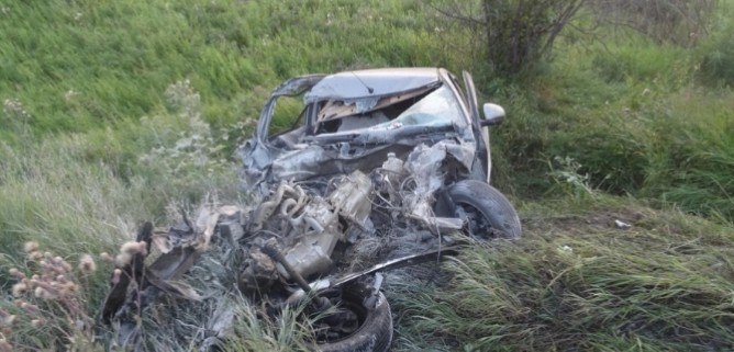 В Кузбассе столкнулись иномарка и грузовик: погиб водитель