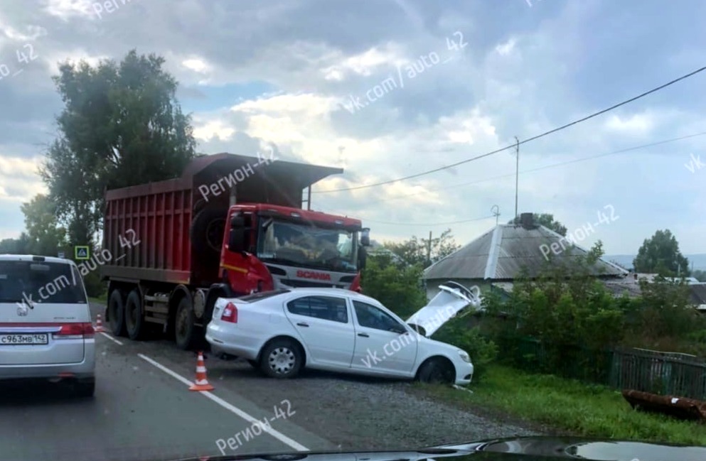 В Кемерове легковая машина попала под грузовик