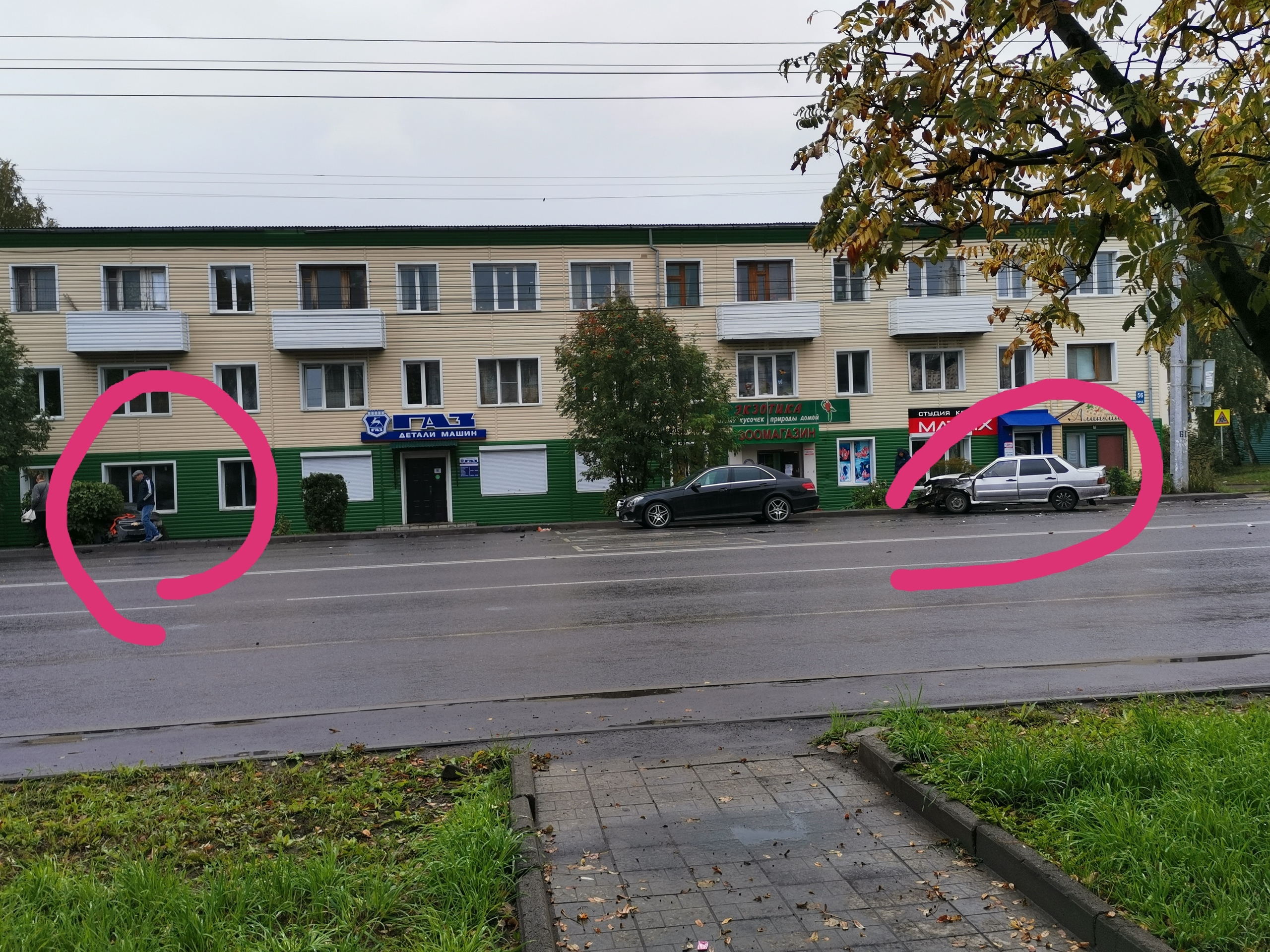 В Кузбассе автомобиль «припарковался» в стену дома