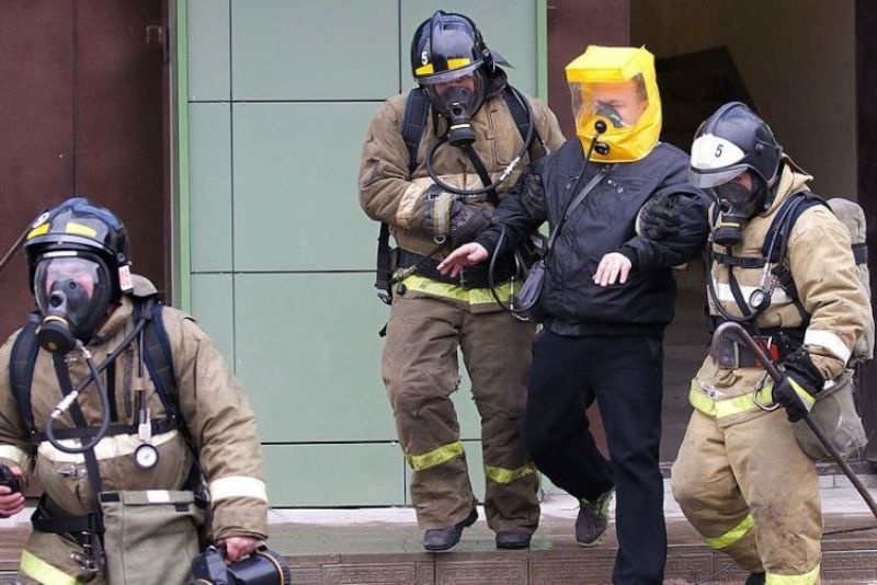 В Кузбассе пожарные вывели мужчину из горящей квартиры