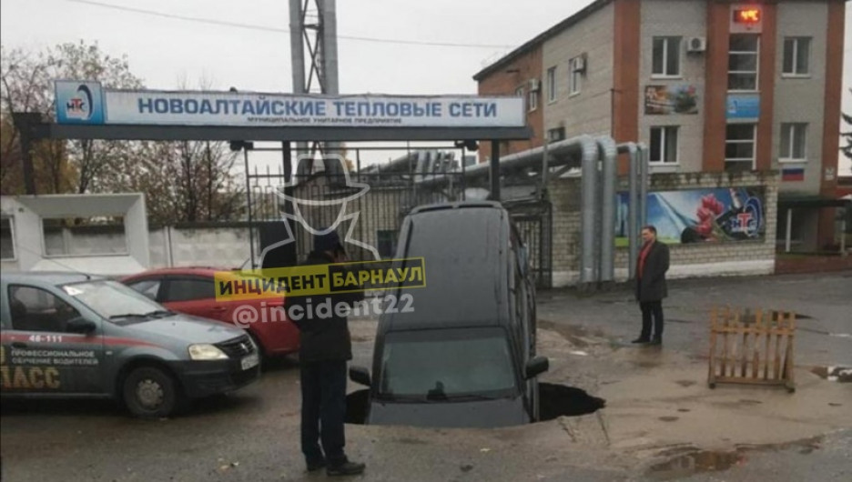 Очень иронично: в Барнауле прямо перед офисом ушло под землю авто директора «Новоалтайских тепловых сетей»