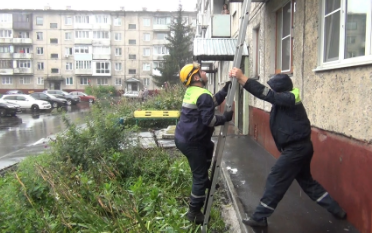 В Кемерове взяли штурмом квартиру пенсионерки