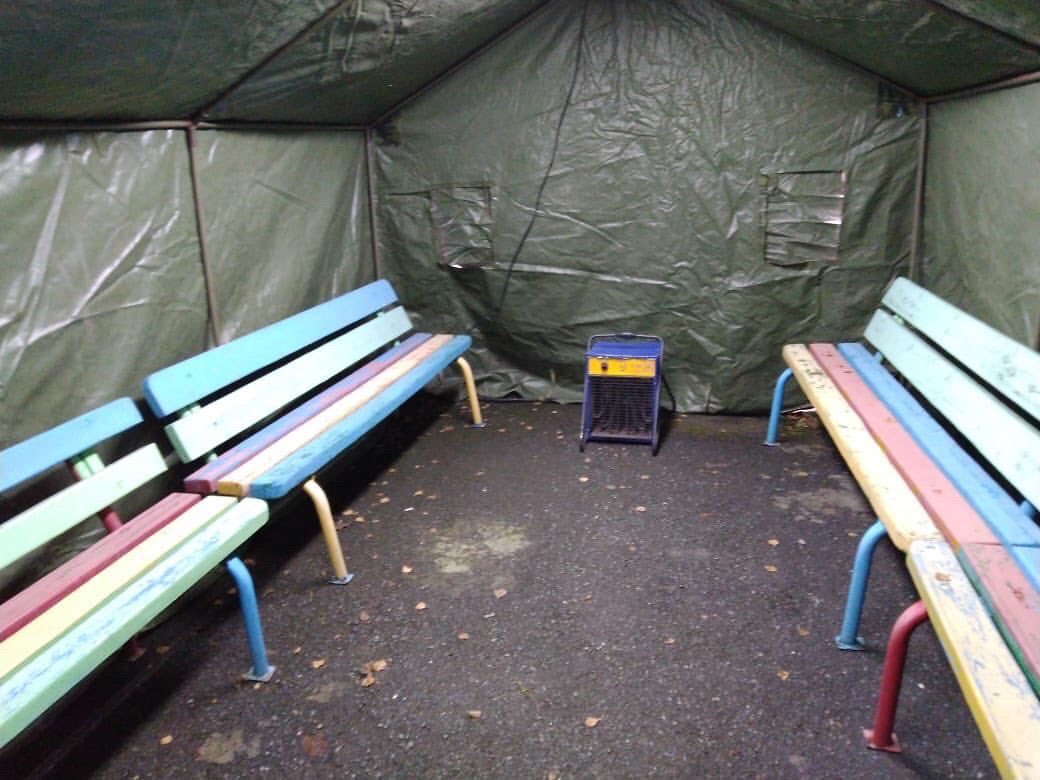 Кузбассовцы рискуют разделить лавочки в палатках у поликлиник с бомжами