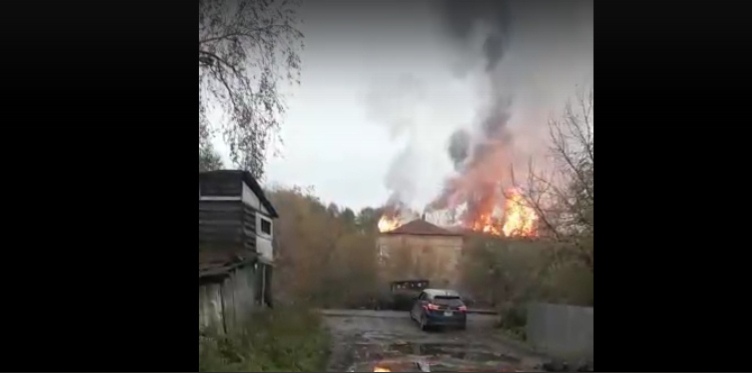В Кемерове сгорел крупный автосервис