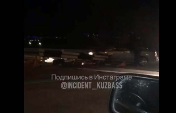 Видео: Кемерове автомобиль влетел в отбойник на мосту