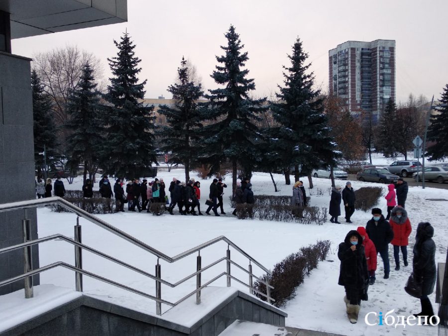 Видео: толпа рассержанных новокузнечан заняла администрацию города