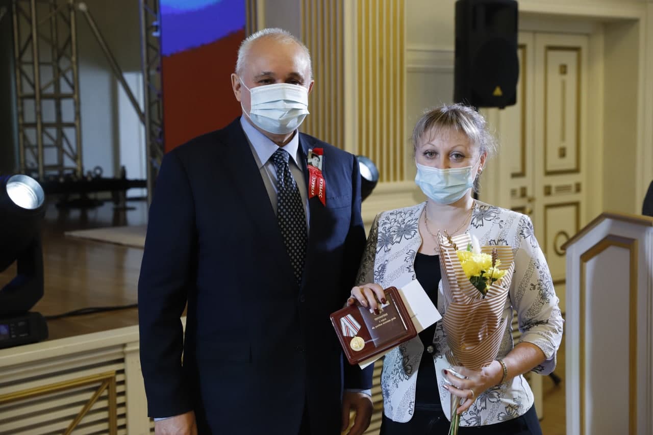 Сергей Цивилёв вручил награды многодетным матерям