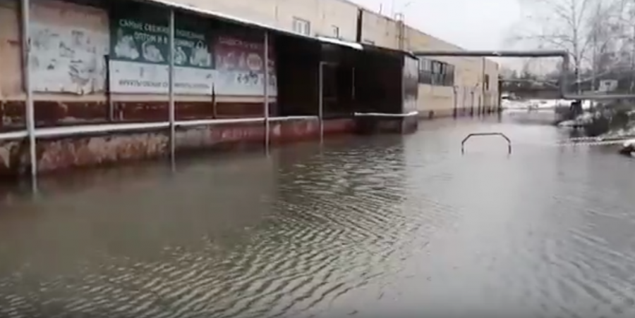 В Кемерове канализация затопила продуктовый рынок: комментарий Роспотребнадзора