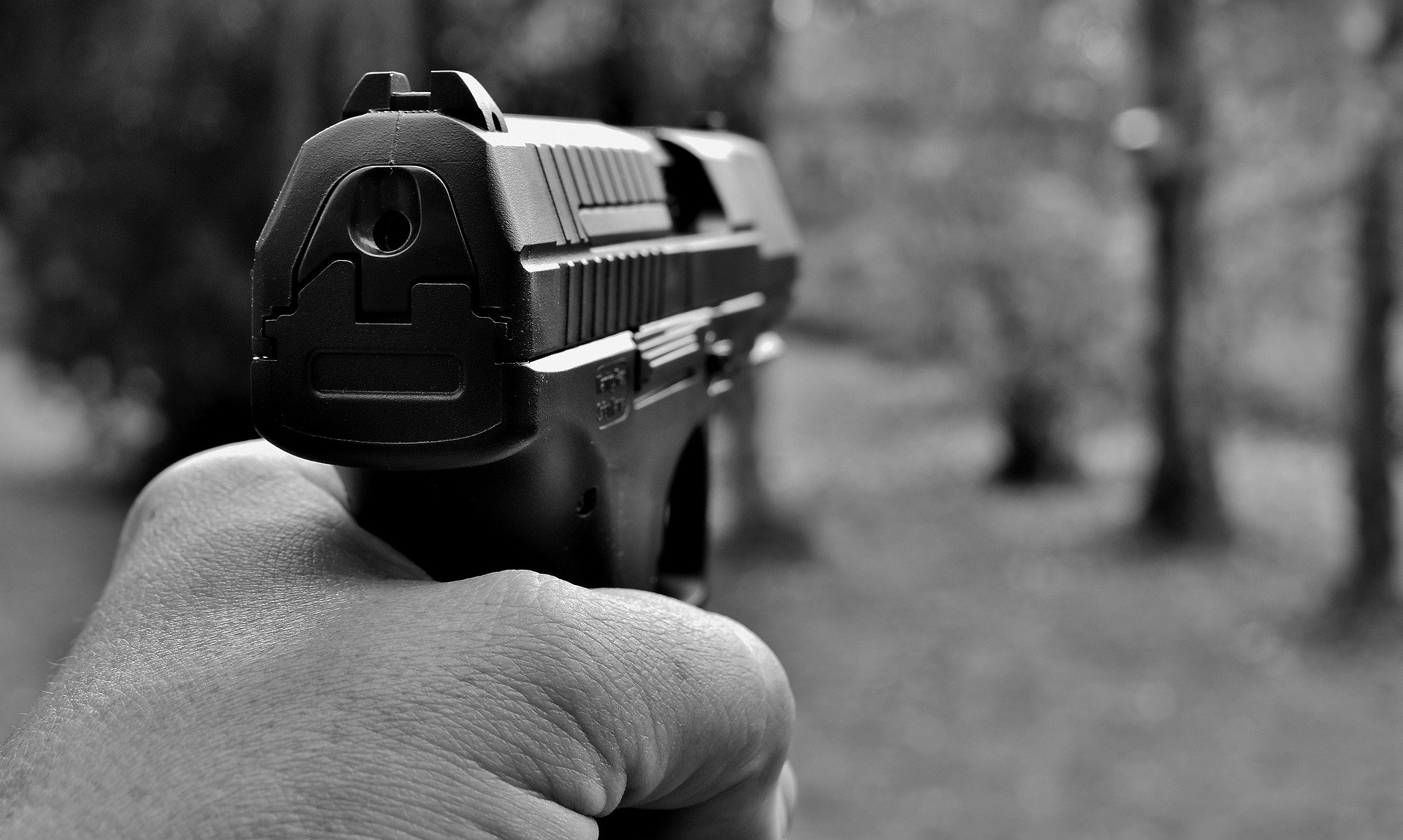 Кузбассовец держал под прицелом пистолета жителей целого дома